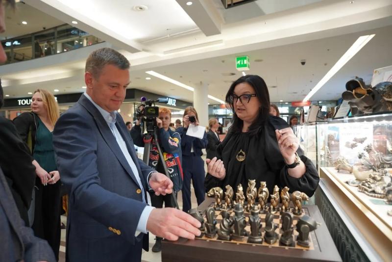 Вице губернатор Санкт—Петербурга Кирилл Поляков оценил витрину проекта «Петербургский сувенир» в ТЦ "Невский Центр".